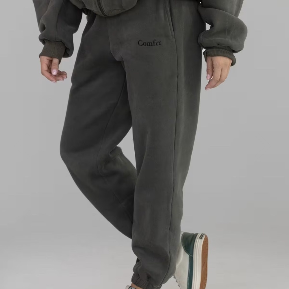 Cloud Jogger Sweatpants in “Millstone Green“  in size Medium. NWT & never worn.